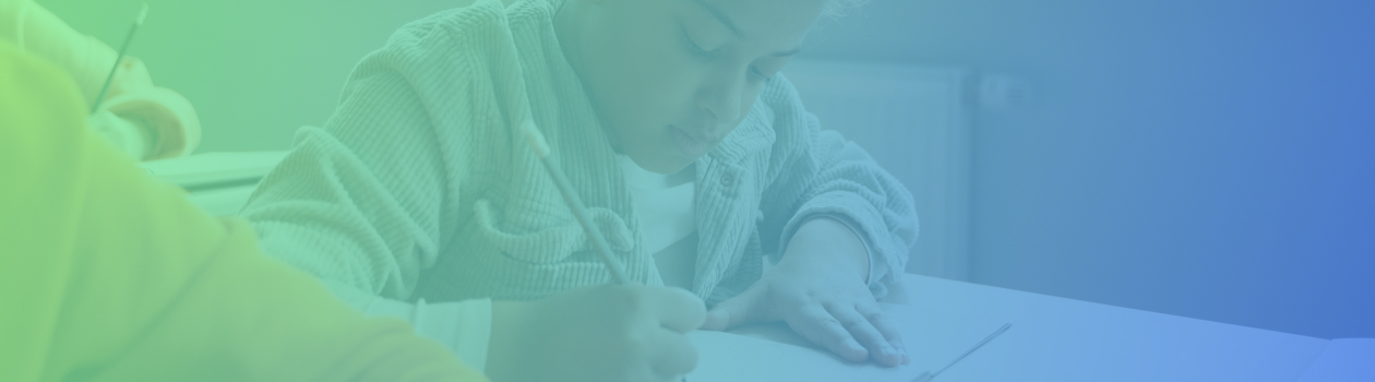 Banner com criança escrevendo e estudando